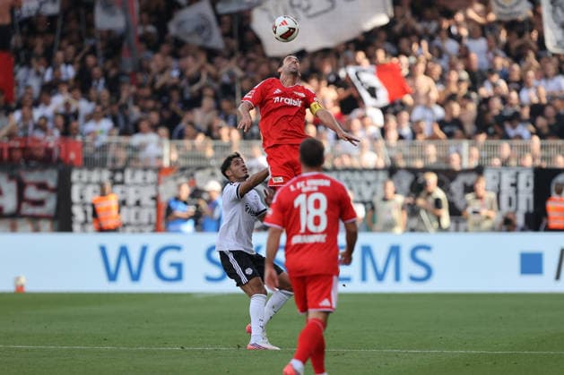 29.08.2026, xtgx, Fussball 1.Bundesliga, Union Berlin - Eintracht Frankfurt v.l. Fares Chaibi (Eintracht Frankfurt) Christopher Trimmel (1. FC Union Berlin) zautz Zweikampf, Aktion, action, battle for the ball Berlin *** August 29, 2026, xtgx, Soccer, Bundesliga 1, Union Berlin vs. Eintracht Frankfurt, Fares Chaibi (Eintracht Frankfurt) and Christopher Trimmel (1. FC Union Berlin) in a tackle, action, battle for the ball, Berlin