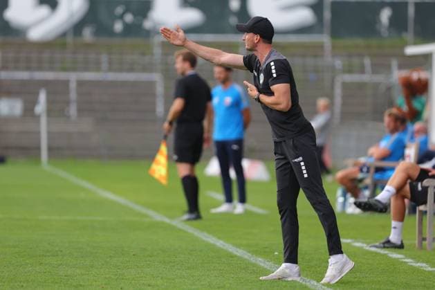 29.08.26, GER, Regionalliga Nord, Fussball, 6. Spieltag, Saison 2026 2027, VfB Lübeck vs SV Drochtersen Assel Coachingzone Seitenlinie Trainerbereich Technische Zone. Trainer Kevin Rodewald (VfB Luebeck) gibt Handzeichen Luebeck Dietmar-Scholze-Stadion an der Lohmuehle SH Germany Copyright: xnordphotoxGmbHx xTauchnitzx