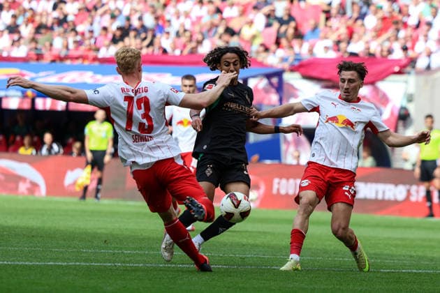 Deutschland: 1. Bundesliga 2026 2027, 1. Spieltag, RB Leipzig - Borussia Mönchengladbach, Red Bull Arena (Leipzig): Zweikampf von Wael Mohya (Borussia Mönchengladbach, 36) und Nicolas Seiwald (RB Leipzig, 13) *** Germany 1 Bundesliga 2026–2027, Matchday 1, RB Leipzig vs. Borussia Mönchengladbach, Red Bull Arena Leipzig: A tackle between Wael Mohya of Borussia Mönchengladbach (No. 36) and Nicolas Seiwald of RB Leipzig (No. 13) Copyright: xLucasxWalterx
