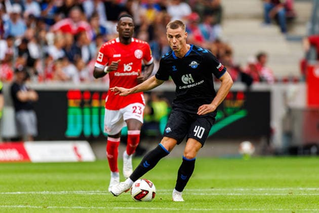 MAINZ, GERMANY - AUGUST 29:Gabriel Vidovic (SC Paderborn 07, 40) controls the ball during the Bundesliga match between 1. FSV Mainz 05 vs. SC Paderborn 07 at MEWA Arena on matchday 1 of the 1. Bundesliga on August 29, 2026 in Mainz, Germany. DFL REGULATIONS PROHIBIT ANY USE OF PHOTOGRAPHS AS IMAGE SEQUENCES AND OR QUASI-VIDEO. Copyright: xStephanxHahnex