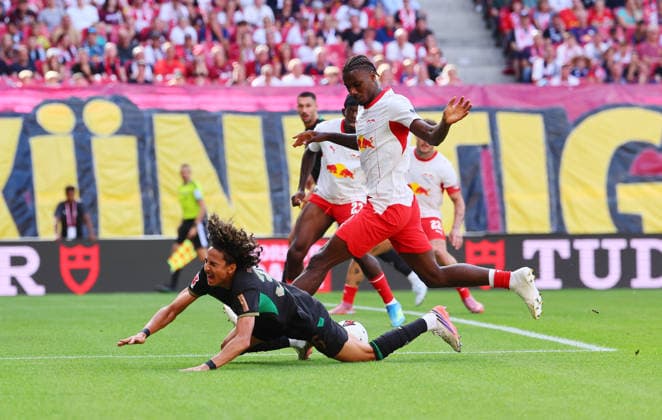 RB Leipzig - Moenchengladbach Bundesliga Leipzig, 29.08.2026, Red Bull Arena, Fussball, Bundesliga, Spieltag 1 , RB Leipzig vs. VFL Borussia Moenchengladbach , Im Bild v.l.: Wael Mohya ( 36, Gladbach und Ezechiel Banzuzi (6, RB Leipzig) , *** RB Leipzig vs. Mönchengladbach, Bundesliga, Leipzig, August 29, 2026, Red Bull Arena, soccer, Bundesliga, Matchday 1, RB Leipzig vs. VFL Borussia Mönchengladbach, Pictured from left: Wael Mohya (36), Gladbach, and Ezechiel Banzuzi (6), RB Leipzig,