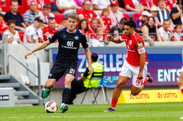 MAINZ, GERMANY - AUGUST 29: Jano ter Horst (SC Paderborn 07, 21) is challenged by Nadiem Amiri (1. FSV Mainz 05, 10) during the Bundesliga match between 1. FSV Mainz 05 vs. SC Paderborn 07 at MEWA Arena on matchday 1 of the 1. Bundesliga on August 29, 2026 in Mainz, Germany. DFL REGULATIONS PROHIBIT ANY USE OF PHOTOGRAPHS AS IMAGE SEQUENCES AND OR QUASI-VIDEO. Copyright: xStephanxHahnex