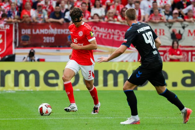 Im Bild: v.li. Fabio Gruber (FSV Mainz 05, 3) am Ball gegen Gabriel Vidovic (SC Paderborn 07, 40) 29.08.2026, FSV Mainz 05 - SC Paderborn 07, 1. Bundesliga, 1. Spieltag, Deutschland, Mainz, MEWA Arena, DFL REGULATIONS PROHIBIT ANY USE OF PHOTOGRAPHS AS IMAGE SEQUENCES AND OR QUASI-VIDEO. *** In the photo, from left: Fabio Gruber of FSV Mainz 05, No. 3, with the ball against Gabriel Vidovic of SC Paderborn 07, No. 40, on August 29, 2026, FSV Mainz 05 vs. SC Paderborn 07, Bundesliga 1, Matchday 1, Germany, Mainz, MEWA Arena, DFL regulations prohibit any use of photographs as image sequences and or quasi-video Copyright: HMBxMedia xJulienxBecker