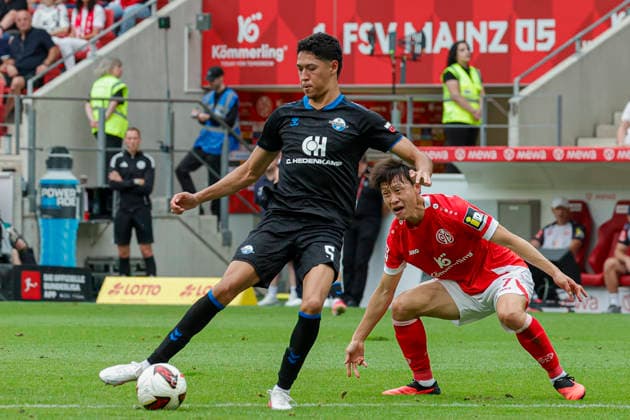 Im Bild: v.li. Santiago Castaneda (SC Paderborn 07, 5) am Ball gegen Jae-sung Lee (FSV Mainz 05, 7) 29.08.2026, FSV Mainz 05 - SC Paderborn 07, 1. Bundesliga, 1. Spieltag, Deutschland, Mainz, MEWA Arena, DFL REGULATIONS PROHIBIT ANY USE OF PHOTOGRAPHS AS IMAGE SEQUENCES AND OR QUASI-VIDEO. *** Pictured from left: Santiago Castaneda (SC Paderborn 07), 5, in possession against Jae-sung Lee (FSV Mainz 05), 7, August 29, 2026, FSV Mainz 05 vs. SC Paderborn 07, Bundesliga Matchday 1, Germany, Mainz, MEWA Arena. DFL regulations prohibit any use of photographs as image sequences and or quasi-video. Copyright: HMBxMedia xJulienxBecker