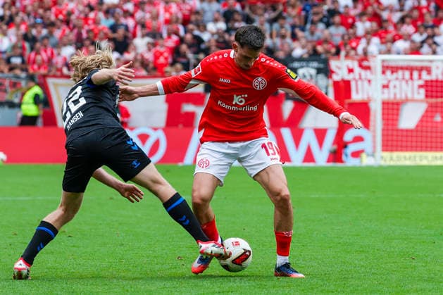 Im Bild: v.li. Mattes Hansen (SC Paderborn 07, 22) graetscht gegen Anthony Caci (FSV Mainz 05, 19) ein. 29.08.2026, FSV Mainz 05 - SC Paderborn 07, 1. Bundesliga, 1. Spieltag, Deutschland, Mainz, MEWA Arena, DFL REGULATIONS PROHIBIT ANY USE OF PHOTOGRAPHS AS IMAGE SEQUENCES AND OR QUASI-VIDEO. *** In the photo, from left: Mattes Hansen (SC Paderborn 07), No. 22, tackles Anthony Caci (FSV Mainz 05), No. 19, on August 29, 2026, FSV Mainz 05 vs. SC Paderborn 07, Bundesliga 1, Matchday 1, Germany, Mainz, MEWA Arena, DFL REGULATIONS PROHIBIT ANY USE OF PHOTOGRAPHS AS IMAGE SEQUENCES AND OR QUASI-VIDEO Copyright: HMBxMedia xJulienxBecker
