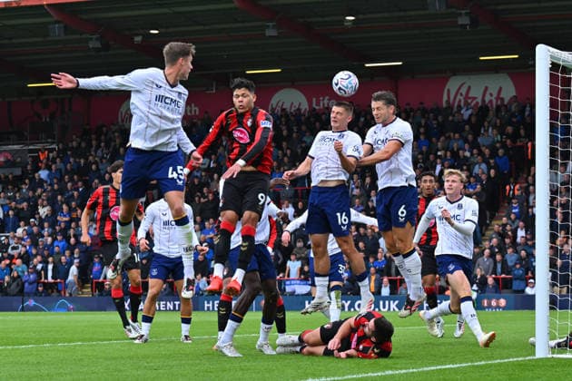 Bournemouth v Everton, Premier League James Tarkowski (6) of Everton heads the ball; clear during the Premier League match between Bournemouth and Everton at the Vitality Stadium, Bournemouth, UK on 29 August 2026. Bournemouth Vitality Stadium Dorset UK Editorial use only DataCo restrictions apply See www.football-dataco.com , Copyright: xGrahamxHuntx PSI-24762-0046
