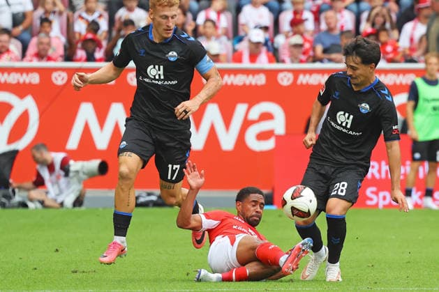 Mainz, Deutschland 29. August 2026: 1. BL - 2026 2027 - Sp. 1 - 1. FSV Mainz 05 gegen SC Paderborn 07 Im Bild: v.li. beim Kampf um den Ball: Laurin Curda (SCP), Phillipp Mwene (FSV) und Laurin Ulrich (SCP). DFL regulations prohibit any use of photographs as image sequences and or quasi-video Mewa Arena Rheinland - Pfalz *** Mainz, Germany, August 29, 2026, Bundesliga 1 2026–2027, Matchday 1, 1: FSV Mainz 05 vs. SC Paderborn 07. Pictured from left, battling for the ball: Laurin Curda (SCP), Phillipp Mwene (FSV) and Laurin Ulrich (SCP). DFL regulations prohibit any use of photographs as image sequences and or quasi-video. Mewa Arena, Rhineland-Palatinate Copyright: xFotostandx xRacochax