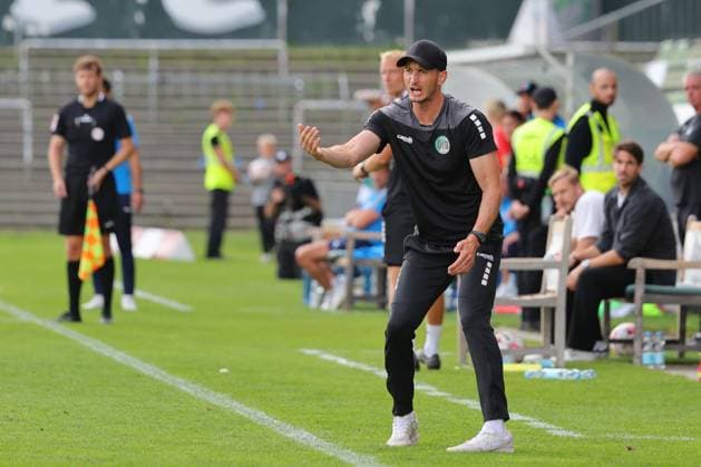 29.08.26, GER, Regionalliga Nord, Fussball, 6. Spieltag, Saison 2026 2027, VfB Lübeck vs SV Drochtersen Assel Coachingzone Seitenlinie Trainerbereich Technische Zone. Trainer Kevin Rodewald (VfB Luebeck) gibt Anweisungen gestikuliert und schreit Luebeck Dietmar-Scholze-Stadion an der Lohmuehle SH Germany Copyright: xnordphotoxGmbHx xTauchnitzx