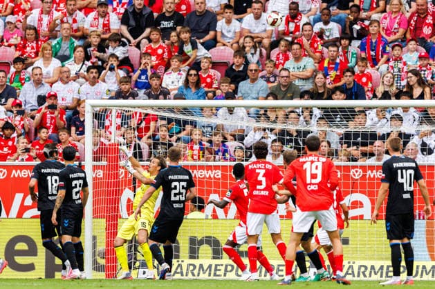MAINZ, GERMANY - AUGUST 29: Nadiem Amiri (1. FSV Mainz 05, 10) hits the cross bar with a corner during the Bundesliga match between 1. FSV Mainz 05 vs. SC Paderborn 07 at MEWA Arena on matchday 1 of the 1. Bundesliga on August 29, 2026 in Mainz, Germany. DFL REGULATIONS PROHIBIT ANY USE OF PHOTOGRAPHS AS IMAGE SEQUENCES AND OR QUASI-VIDEO. Copyright: xStephanxHahnex