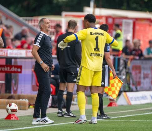 Fußball, Herren, Saison 2026 2027, 1. Bundesliga (1. Spieltag), 1. FC Union Berlin - Eintracht Frankfurt, v. l. Trainer Adi Hütter (Eintracht Frankfurt), Torwart Noah Atubolu (Eintracht Frankfurt), 29.08.2026, *** Soccer, Men s, 2026–2027 Season, Bundesliga 1, Matchday 1, 1. FC Union Berlin vs. Eintracht Frankfurt; from left: Coach Adi Hütter (Eintracht Frankfurt), Goaltender Noah Atubolu (Eintracht Frankfurt), August 29, 2026, Copyright: xMatthiasxKochx