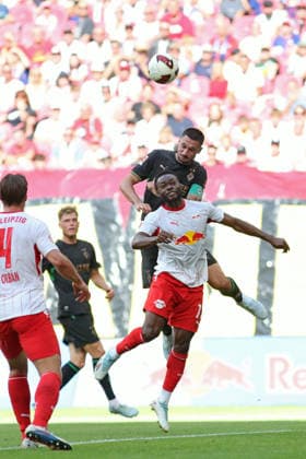 1. Fußball Bundesliga: RB Leipzig - Borussia Mönchengladbach; 29.08.2026 Tim Kleindienst (11, Borussia Mönchengladbach) im Kopfball-Duell mit Ridle Baku (17, RB Leipzig). LEIPZIG, DEUTSCHLAND - AUGUST 29: Bundesliga-Spiel RB Leipzig - Borussia Mönchengladbach in der Red Bull Arena am 1. Spieltag der 1. Bundesliga am August 29, 2026 in Leipzig, Deutschland. DFL REGULATIONS PROHIBIT ANY USE OF PHOTOGRAPHS AS IMAGE SEQUENCES AND OR QUASI-VIDEO. *** 1 German Bundesliga: RB Leipzig vs. Borussia Mönchengladbach, August 29, 2026; Tim Kleindienst (11), Borussia Mönchengladbach, in a header duel with Ridle Baku (17), RB Leipzig; LEIPZIG, GERMANY AUGUST 29 Bundesliga match between RB Leipzig and Borussia Mönchengladbach at the Red Bull Arena on Matchday 1 of the Bundesliga on August 29, 2026 in Leipzig, Germany. DFL regulations prohibit any use of photographs as image sequences and or quasi-video. Copyright: xBEAUTIFULxSPORTS JanxKaeferx