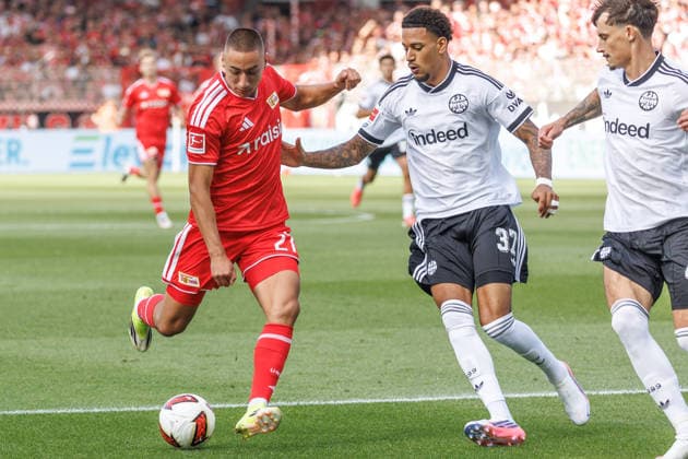 Fussball: Bundesliga, 1. Spieltag, 1. FC Union Berlin - Eintracht Frankfurt, Stadion An der Alten Foersterei. Jeremiaha Maluze (Eintracht Frankfurt) kaempft gegen Marin Ljubicic (1. FC Union Berlin) um den Ball. DFL regulations and DFB regulations prohibit any use of photographs as image sequences and or quasi-video, Foto: Andreas Gora 1. FC Union Berlin - Eintracht Frankfurt *** Bundesliga Soccer, Matchday 1, 1. FC Union Berlin vs. Eintracht Frankfurt, Stadion An der Alten Foersterei: Jeremiaha Maluze of Eintracht Frankfurt battles Marin Ljubicic of 1. FC Union Berlin for the ball. DFL and DFB regulations prohibit any use of photographs as image sequences and or quasi-video. Photo by Andreas Gora. 1. FC Union Berlin vs. Eintracht Frankfurt