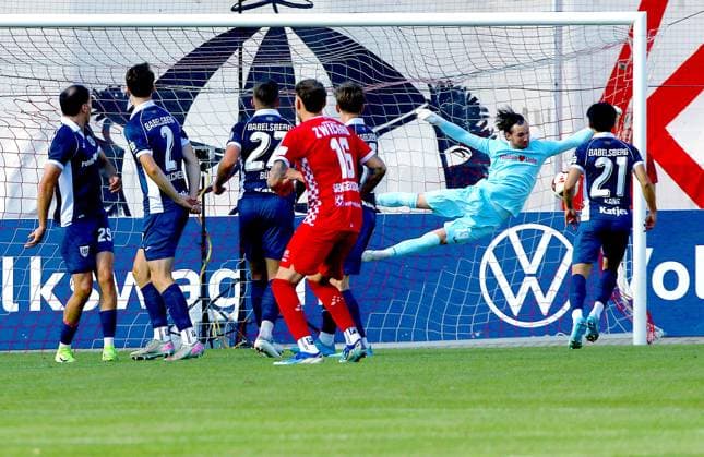Torhüter Niclas Müller (Babelsberg) streckt sich vergeblich nach dem Freistoß-Schuss von Philipp Harant (Zwickau, nicht im Bild) Fußball Regionalliga Nordost 2026 27 FSV Zwickau - SV Babelsberg am 29.8.2026 FSV Zwickau - SV Babelsberg
