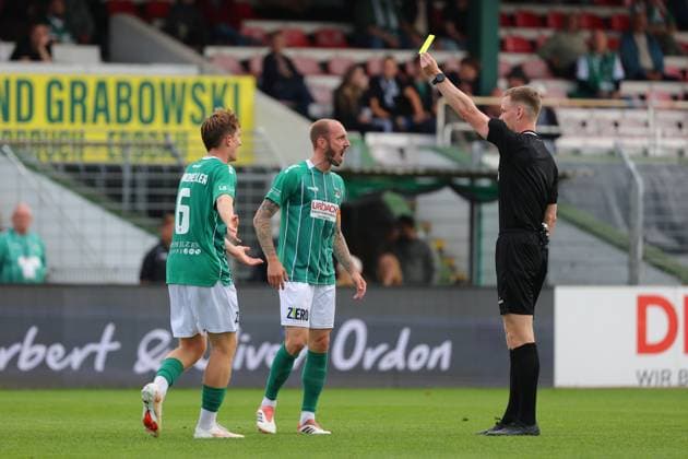 29.08.26, GER, Regionalliga Nord, Fussball, 6. Spieltag, Saison 2026 2027, VfB Lübeck vs SV Drochtersen Assel Gelb die Gelbe Karte Schiedsrichter Mika Jungclaus zeigt Marvin Thiel (VfB Luebeck 13) die Gelbe Karte links Bjarne Pfundheller (VfB Luebeck 06) Luebeck Dietmar-Scholze-Stadion an der Lohmuehle SH Germany Copyright: xnordphotoxGmbHx xTauchnitzx