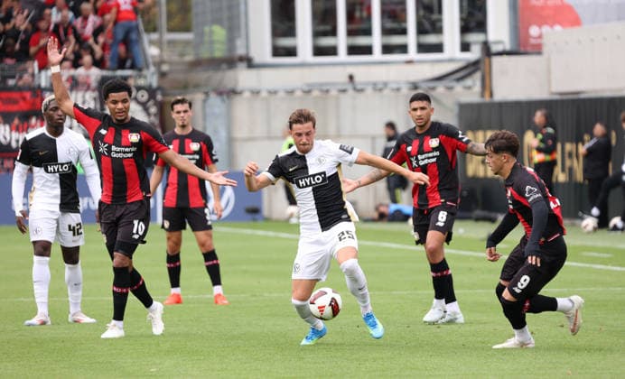 29.08.2026, Fussball, Herren, 1. Bundesliga, Saison 2026 2027, SV 07 Elversberg - Bayer 04 Leverkusen, Malik Tillman (Bayer 04 Leverkusen) Lukas Petkov (SV 07 Elversberg) Afonso Moreira (Bayer 04 Leverkusen) Elversberg Ursapharm-Arena an der Kaiserlinde Saarland Deutschland *** August 29, 2026, Soccer, Men s, Bundesliga 1, 2026–2027 Season, SV 07 Elversberg vs. Bayer 04 Leverkusen, Malik Tillman (Bayer 04 Leverkusen), Lukas Petkov (SV 07 Elversberg), Afonso Moreira (Bayer 04 Leverkusen), Elversberg Ursapharm Arena an der Kaiserlinde, Saarland, Germany Copyright: xSebastianxBachx
