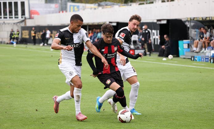 29.08.2026, Fussball, Herren, 1. Bundesliga, Saison 2026 2027, SV 07 Elversberg - Bayer 04 Leverkusen, Jan Gyamerah (SV 07 Elversberg) Afonso Moreira (Bayer 04 Leverkusen) Lukas Petkov (SV 07 Elversberg) Elversberg Ursapharm-Arena an der Kaiserlinde Saarland Deutschland *** August 29, 2026, Soccer, Men s, Bundesliga 1, 2026–2027 Season, SV 07 Elversberg vs. Bayer 04 Leverkusen, Jan Gyamerah (SV 07 Elversberg), Afonso Moreira (Bayer 04 Leverkusen), Lukas Petkov (SV 07 Elversberg), Elversberg Ursapharm Arena an der Kaiserlinde, Saarland, Germany Copyright: xSebastianxBachx