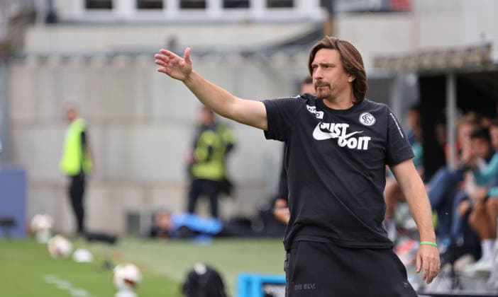 29.08.2026, Fussball, Herren, 1. Bundesliga, Saison 2026 2027, SV 07 Elversberg - Bayer 04 Leverkusen, Trainer Vincent Wagner (SV 07 Elversberg) gibt Anweisungen, gestikuliert an der Seitenlinie Elversberg Ursapharm-Arena an der Kaiserlinde Saarland Deutschland *** August 29, 2026, Soccer, Men s, Bundesliga 1, 2026–2027 Season, SV 07 Elversberg vs. Bayer 04 Leverkusen, Coach Vincent Wagner of SV 07 Elversberg gives instructions and gestures from the sideline at the Elversberg Ursapharm Arena on Kaiserlinde Street in Saarland, Germany Copyright: xSebastianxBachx