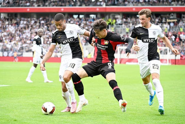 Fussball - Bundesliga - Saison 2026 27 29.08.2025 Ursapharm-Arena SV Elversberg (elv) - Bayer Leverkusen V.li: Jan GYAMERAH (SV Elversberg), Afonso MOREIRA (Bayer Leverkusen), Lukas PETKOV (SV Elversberg) Fussball - Bundesliga - SV Elversberg *** German Bundesliga Season 2026 27 08 29 2025 Ursapharm Arena SV Elversberg vs. Bayer Leverkusen Jan GYAMERAH (SV Elversberg), Afonso MOREIRA (Bayer Leverkusen), Lukas PETKOV (SV Elversberg) German Bundesliga SV Elversberg