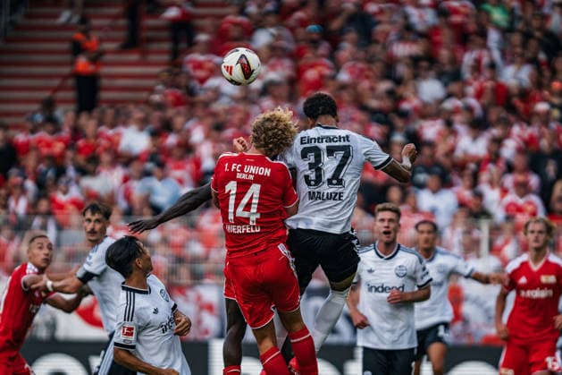 Deutschland: Bundesliga 2026 - 2027, 1. Spieltag - 1. FC Union Berlin vs Eintracht Frankfurt - Stadion An der Alten Försterei (Berlin): Leopold Querfeld (1. FC Union Berlin, 14) Jeremiaha Maluze (Eintracht Frankfurt, 37) Kopfballduell *** Germany Bundesliga 2026–2027, Matchday 1: 1. FC Union Berlin vs. Eintracht Frankfurt, An der Alten Försterei Stadium, Berlin; Leopold Querfeld (1. FC Union Berlin), 14 Jeremiaha Maluze (Eintracht Frankfurt), 37 header duel Copyright: xTomxLauruschkatx