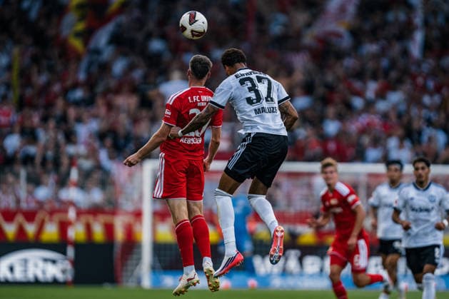 Deutschland: Bundesliga 2026 - 2027, 1. Spieltag - 1. FC Union Berlin vs Eintracht Frankfurt - Stadion An der Alten Försterei (Berlin): Jeremiaha Maluze (Eintracht Frankfurt, 37) Michel Aebischer (1. FC Union Berlin, 20) Kopfballduell *** Germany Bundesliga 2026–2027, Matchday 1: 1. FC Union Berlin vs. Eintracht Frankfurt, An der Alten Försterei Stadium, Berlin; Jeremiaha Maluze (Eintracht Frankfurt), 37; Michel Aebischer (1. FC Union Berlin), 20; Heading duel Copyright: xTomxLauruschkatx