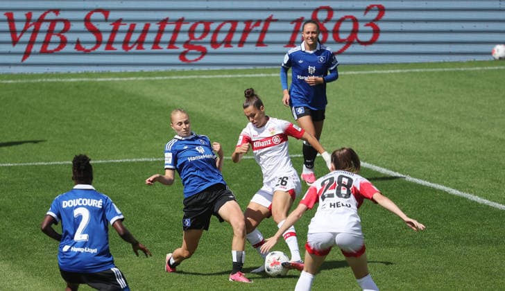 Stuttgart , Google Pixel Frauen-Bundesliga VfB Stuttgart vs. Hamburger SV , von links: Paulina Bartz ( HSV ) Nicole Billa ( VfB ) *** Stuttgart, Google Pixel Women s Bundesliga: VfB Stuttgart vs. Hamburger SV; from left: Paulina Bartz (HSV), Nicole Billa (VfB)