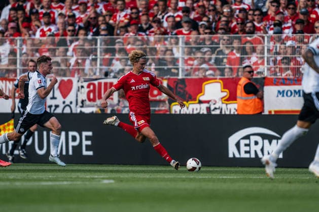 Deutschland: Bundesliga 2026 - 2027, 1. Spieltag - 1. FC Union Berlin vs Eintracht Frankfurt - Stadion An der Alten Försterei (Berlin): Tom Rothe (1. FC Union Berlin, 15) am Ball *** Germany Bundesliga 2026–2027, Matchday 1: 1. FC Union Berlin vs. Eintracht Frankfurt, An der Alten Försterei Stadium, Berlin, Tom Rothe, 1. FC Union Berlin, 15 on the ball Copyright: xTomxLauruschkatx