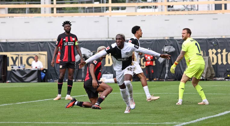 29.08.2026, Fussball, Herren, 1. Bundesliga, Saison 2026 2027, SV 07 Elversberg - Bayer 04 Leverkusen, David Mokwa (SV 07 Elversberg) bejubelt sein Tor zum 3:0 Elversberg Ursapharm-Arena an der Kaiserlinde Saarland Deutschland *** August 29, 2026, Soccer, Men s, Bundesliga 1, 2026–2027 Season, SV 07 Elversberg vs. Bayer 04 Leverkusen, David Mokwa of SV 07 Elversberg celebrates his goal to make it 3–0 at the Elversberg Ursapharm Arena on Kaiserlinde Street, Saarland, Germany Copyright: xSebastianxBachx