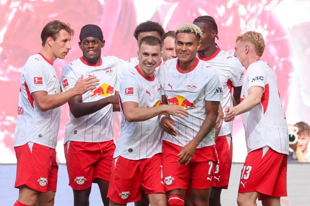 Antonio Nusa (RB Leipzig) bejubelt seinen Treffer mit den Teamkollegen waehrend des Spiels der 1. Bundesliga zwischen RB Leipzig und Borussia Moenchengladbach, Red Bull Arena am 29. August 2026 in Leipzig, Deutschland. (Foto von Marco Steinbrenner DeFodi Images) +++ Antonio Nusa (RB Leipzig) celebrates his goal with teammates during the Bundesliga match between RB Leipzig and Borussia Moenchengladbach at Red Bull Arena on August 29, 2026 in Leipzig, Germany. (Photo by Marco Steinbrenner DeFodi Images) DFB DFL REGULATIONS PROHIBIT ANY USE OF PHOTOGRAPHS AS IMAGE SEQUENCES AND OR QUASI-VIDEO. (Photo by Marco Steinbrenner DeFodi Images) - *** Antonio Nusa of RB Leipzig celebrates his goal with his teammates during the Bundesliga match between RB Leipzig and Borussia Mönchengladbach, Red Bull Arena on August 29, 2026, in Leipzig, Germany. Photo by Marco Steinbrenner, DeFodi Images. Antonio Nusa of RB Leipzig celebrates his goal with teammates during the Bundesliga match between RB Leipzig and Borussia Mönchengladbach at Red Bull Arena on August 29, 2026 in Leipzig, Germany. Photo by Marco Steinbrenner, DeFodi Images. DFB and DFL regulations prohibit any use of photographs as image sequences and or quasi-video. Photo by Marco Steinbrenner, DeFodi Images.