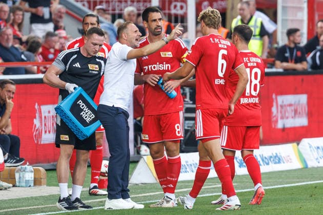 Fussball: Bundesliga, 1. Spieltag, 1. FC Union Berlin - Eintracht Frankfurt, Stadion An der Alten Foersterei. Cheftrainer Mauro Lustrinelli (1. FC Union Berlin) bespricht sich mit seiner Mannschaft. DFL regulations and DFB regulations prohibit any use of photographs as image sequences and or quasi-video, Foto: Andreas Gora 1. FC Union Berlin - Eintracht Frankfurt *** German Bundesliga, Matchday 1, 1. FC Union Berlin vs. Eintracht Frankfurt, Stadion An der Alten Foersterei Head Coach Mauro Lustrinelli of 1. FC Union Berlin holds a meeting with his team. DFL and DFB regulations prohibit the use of photographs as image sequences and or quasi-video. Photo by Andreas Gora. 1. FC Union Berlin vs. Eintracht Frankfurt