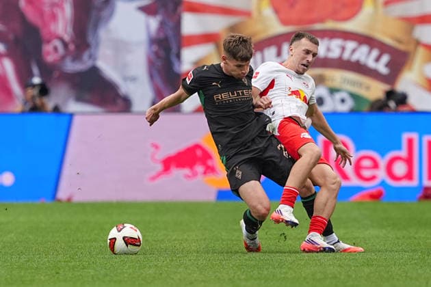 29.08.2026, xydrx, Herren, Fußball, 1.Bundesliga, RB Leipzig - Borussia Mönchengladbach, Saison 2026 2027, Red Bull Arena: Lukas Ullrich (Borussia Moenchengladbach, 26) im Zweikampf gegen Brajan Gruda (RB Leipzig, 10) DFB regulations prohibit any use of photographs as image sequences and or quasi-video. *** August 29, 2026, xydrx, Men s, Soccer, Bundesliga 1, RB Leipzig vs. Borussia Mönchengladbach, 2026–2027 season, Red Bull Arena: Lukas Ullrich of Borussia Mönchengladbach, No. 26, in a tackle against Brajan Gruda of RB Leipzig, No. 10. DFB regulations prohibit any use of photographs as image sequences and or quasi-video. Copyright: HMBxMedia YannisxDreimann