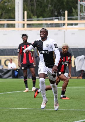 29.08.2026, Fussball, Herren, 1. Bundesliga, Saison 2026 2027, SV 07 Elversberg - Bayer 04 Leverkusen, David Mokwa (SV 07 Elversberg) bejubelt sein Tor zum 3:0 Elversberg Ursapharm-Arena an der Kaiserlinde Saarland Deutschland *** August 29, 2026, Soccer, Men s, Bundesliga 1, 2026–2027 Season, SV 07 Elversberg vs. Bayer 04 Leverkusen, David Mokwa of SV 07 Elversberg celebrates his goal to make it 3–0 at the Elversberg Ursapharm Arena on Kaiserlinde Street, Saarland, Germany Copyright: xSebastianxBachx