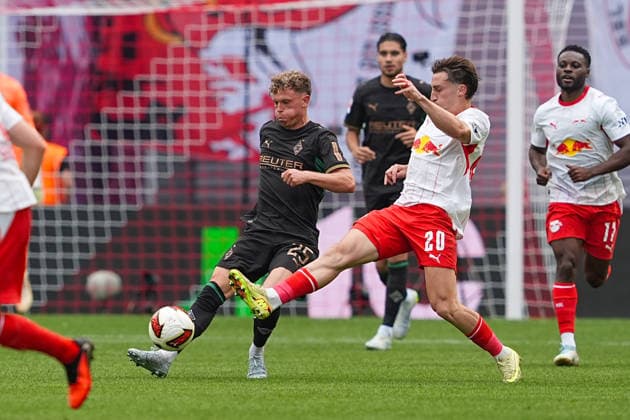 29.08.2026, xydrx, Herren, Fußball, 1.Bundesliga, RB Leipzig - Borussia Mönchengladbach, Saison 2026 2027, Red Bull Arena: Robin Hack (Borussia Moenchengladbach, 25) im Zweikampf gegen Rocco Reitz (RB Leipzig, 20) DFB regulations prohibit any use of photographs as image sequences and or quasi-video. *** August 29, 2026, xydrx, Men s, Soccer, Bundesliga 1, RB Leipzig vs. Borussia Mönchengladbach, 2026–2027 season, Red Bull Arena: Robin Hack (Borussia Mönchengladbach), age 25, in a tackle against Rocco Reitz (RB Leipzig); 20. DFB regulations prohibit any use of photographs as image sequences and or quasi-video. Copyright: HMBxMedia YannisxDreimann