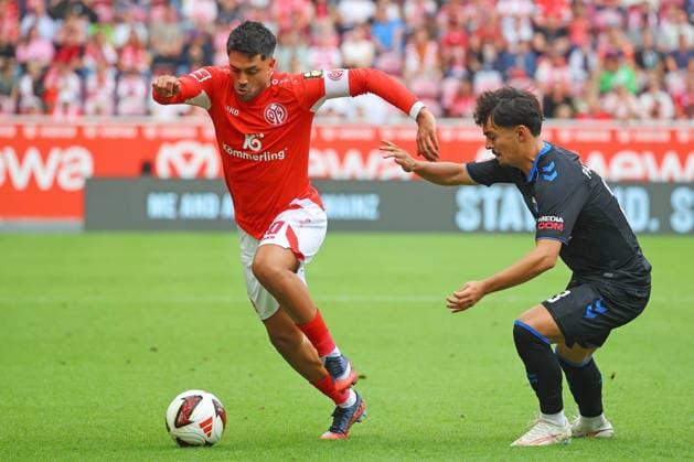 Mainz, Deutschland 29. August 2026: 1. BL - 2026 2027 - Sp. 1 - 1. FSV Mainz 05 gegen SC Paderborn 07 Im Bild: v. li. im Zweikampf Nadiem Amiri (FSV) gegen Laurin Ulrich (SCP). DFL regulations prohibit any use of photographs as image sequences and or quasi-video Mewa Arena Rheinland - Pfalz *** Mainz, Germany, August 29, 2026, Bundesliga 1, 2026–2027 Season, Matchday 1, 1:00 PM: FSV Mainz 05 vs. SC Paderborn 07. Pictured, from left, in a tackle: Nadiem Amiri (FSV) vs. Laurin Ulrich (SCP). DFL regulations prohibit any use of photographs as image sequences and or quasi-video. Mewa Arena, Rhineland-Palatinate Copyright: xFotostandx xRacochax
