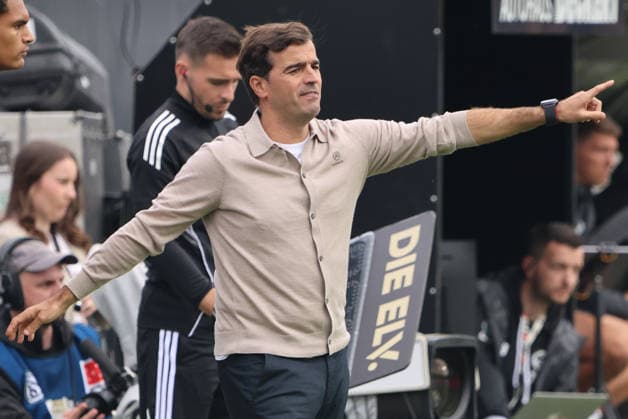 29.08.2026, Fussball, Herren, 1. Bundesliga, Saison 2026 2027, SV 07 Elversberg - Bayer 04 Leverkusen, Trainer Carles Martinez (Bayer 04 Leverkusen) Elversberg Ursapharm-Arena an der Kaiserlinde Saarland Deutschland (DEU) *** August 29, 2026, Soccer, Men s, Bundesliga 1, 2026–2027 Season, SV 07 Elversberg vs. Bayer 04 Leverkusen, Coach Carles Martinez, Bayer 04 Leverkusen vs. Elversberg, Ursapharm Arena an der Kaiserlinde, Saarland, Germany, DEU Copyright: xSebastianxBachx