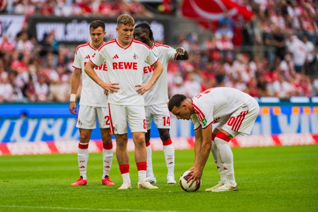 Paul Okon-Engstler (1.FC Koeln, 23), Gideon Mensah (1.FC Koeln, 14) und Isak Johannesson (1.FC Koeln, 08) stehen neben Said El Mala (1.FC Koeln, 10) der sich den Ball zurecht legt 1.FC Köln vs. TSG Hoffenheim, Fussball, Bundesliga, 1.Spieltag, Saison 2026 27, 29.08.2026, DFL REGULATIONS PROHIBIT ANY USE OF PHOTOGRAPHS AS IMAGE SEQUENCES AND OR QUASI-VIDEO, 1.FC Köln vs. TSG Hoffenheim, Fussball, Bundesliga, 1.Spieltag, Saison 2026 27, 29.08.2026 Köln *** Paul Okon Engstler, 1 FC Köln, 23; Gideon Mensah, 1 FC Köln, 14; and Isak Johannesson, 1 FC Köln, 08 stand next to Said El Mala 1 FC Cologne, 10, who is setting up the ball. 1 FC Cologne vs. TSG Hoffenheim, Soccer, Bundesliga, Matchday 1, 2026–27 Season, August 29, 2026, DFL REGULATIONS PROHIBIT ANY USE OF PHOTOGRAPHS AS IMAGE SEQUENCES AND OR QUASI-VIDEO, 1. FC Köln vs. TSG Hoffenheim, Soccer, Bundesliga, Matchday 1, 2026–27 Season, August 29, 2026, Cologne Copyright: xEibner-Pressefoto LukasxBaldygax EP_LBA