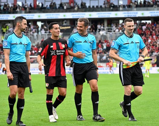 Fussball - Bundesliga - Saison 2026 27 29.08.2025 Ursapharm-Arena SV Elversberg (elv) - Bayer Leverkusen Halbzeit-Talk Schiedsrichter Robert HARTMANN und Afonso MOREIRA (Bayer Leverkusen) Fussball - Bundesliga - SV Elversberg *** German Bundesliga Season 2026-27, August 29, 2025, Ursapharm Arena, SV Elversberg vs. Bayer Leverkusen, Halftime Talk, Referees Robert HARTMANN and Afonso MOREIRA, Bayer Leverkusen, German Bundesliga, SV Elversberg