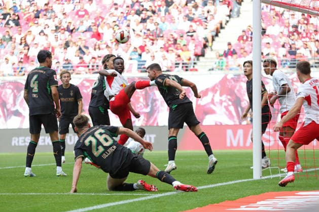 1. Fußball Bundesliga: RB Leipzig - Borussia Mönchengladbach; 29.08.2026 Ridle Baku (17, RB Leipzig) gefährlich vor dem Tor von Gladbach. LEIPZIG, DEUTSCHLAND - AUGUST 29: Bundesliga-Spiel RB Leipzig - Borussia Mönchengladbach in der Red Bull Arena am 1. Spieltag der 1. Bundesliga am August 29, 2026 in Leipzig, Deutschland. DFL REGULATIONS PROHIBIT ANY USE OF PHOTOGRAPHS AS IMAGE SEQUENCES AND OR QUASI-VIDEO. *** 1 German Bundesliga: RB Leipzig vs. Borussia Mönchengladbach, August 29, 2026, Ridle Baku 17; RB Leipzig poses a threat in front of Gladbach’s goal. LEIPZIG, GERMANY AUGUST 29 Bundesliga match between RB Leipzig and Borussia Mönchengladbach at the Red Bull Arena on Matchday 1 of the Bundesliga on August 29, 2026 in Leipzig, Germany. DFL regulations prohibit any use of photographs as image sequences and or quasi-video. Copyright: xBEAUTIFULxSPORTS JanxKaeferx