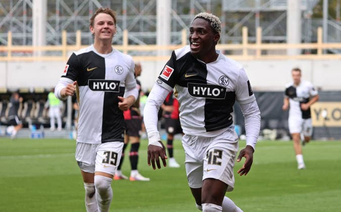 29.08.2026, Fussball, Herren, 1. Bundesliga, Saison 2026 2027, SV 07 Elversberg - Bayer 04 Leverkusen, David Mokwa (SV 07 Elversberg) bejubelt sein Tor zum 3:0 Elversberg Ursapharm-Arena an der Kaiserlinde Saarland Deutschland *** August 29, 2026, Soccer, Men s, Bundesliga 1, 2026–2027 Season, SV 07 Elversberg vs. Bayer 04 Leverkusen, David Mokwa of SV 07 Elversberg celebrates his goal to make it 3–0 at the Elversberg Ursapharm Arena on Kaiserlinde Street, Saarland, Germany Copyright: xSebastianxBachx