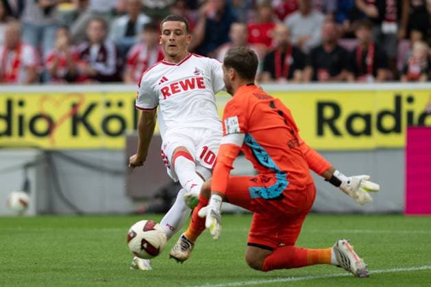 Torschuss Said El Mala 10 (1. FC Koeln), pariert von Oliver Baumann 1 (TSG Hoffenheim), 1. FC Koeln vs. TSG Hoffenheim, Fussball, 1. Bundesliga, 1. Spieltag, 2026 2027, 29.08.2026 DFB regulations prohibit any use of photographs as image sequences and or quasi-video Koeln Nordrhein-Westfalen Deutschland *** Shot on goal by Said El Mala (10, 1. FC Köln), saved by Oliver Baumann (1, TSG Hoffenheim), 1. FC Köln vs. TSG Hoffenheim, Soccer, Bundesliga 1, Matchday 1, 2026–2027, August 29, 2026 DFB regulations prohibit any use of photographs as image sequences and or quasi-video Cologne, North Rhine-Westphalia, Germany Copyright: xkolbert-press MarkusxVerwimpx