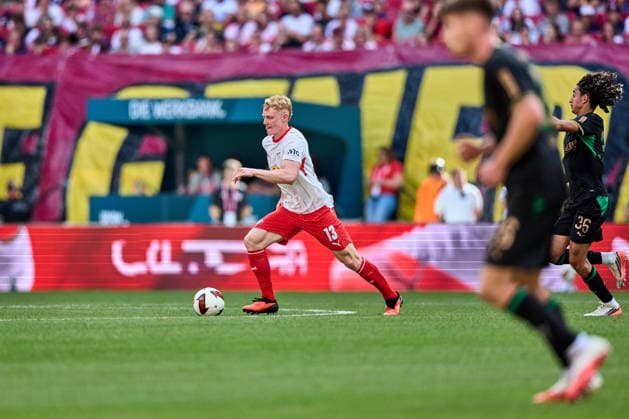 29.08.2026, Fußball, Männer, Bundesliga, 2026 2027, RB Leipzig - Borussia Mönchengladbach Nicolas Seiwald (13, RB Leipzig), Freisteller, Aktion, mit Ball Leipzig Red Bull Arena Sachsen Deutschland *** August 29, 2026, Soccer, Men s, Bundesliga, 2026–2027, RB Leipzig vs. Borussia Mönchengladbach, Nicolas Seiwald 13, RB Leipzig, cutout, action shot, with ball, Leipzig, Red Bull Arena, Saxony, Germany