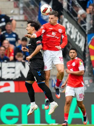 Laurin Ulrich (SC Paderborn 07, 28) springt zum Kopfball gegen Anthony Caci (1. FSV Mainz 05, 19). GER, 1. FSV Mainz 05 vs SC Paderborn 07, 1. Bundesliga, 1. Spieltag, Saison 2026-27, MEWA-Arena, Mainz, 29.08.2026 DFL REGULATIONS PROHIBIT ANY USE OF PHOTOGRAPHS AS IMAGE SEQUENCES AND OR QUASI-VIDEO GER, 1. FSV Mainz 05 vs SC Paderborn 07, 1. Bundesliga, 1. Spieltag, Saison 2026-27, 29.08.2026 Mainz *** Laurin Ulrich (SC Paderborn 07, 28) jumps for a header against Anthony Caci (1 FSV Mainz 05, 19 GER), 1 FSV Mainz 05 vs. SC Paderborn 07, 1 Bundesliga, Matchday 1, 2026–27 season, MEWA Arena, Mainz, August 29, 2026 DFL REGULATIONS PROHIBIT ANY USE OF PHOTOGRAPHS AS IMAGE SEQUENCES AND OR QUASI-VIDEO GER, 1 FSV Mainz 05 vs. SC Paderborn 07, 1 Bundesliga, Matchday 1, 2026–27 Season, August 29, 2026, Mainz Copyright: xEibner-Pressefoto ScottxColemanx EP_SCN