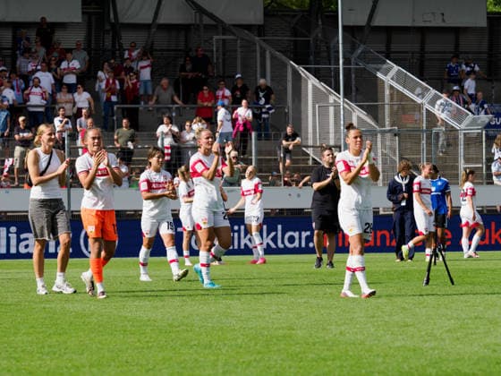 Spielerinnen des VfB Stuttgart nach erstem Heimsieg auf dem Weg zu den Fans GER, Fussball, VfB Stuttgart vs. Hamburger Sportverein, Frauen, 1. Bundesliga, Google Pixel Frauen-Bundesliga, 2. Spieltag, Saison 2026 2027, 29.08.2026 GER, Fussball, VfB Stuttgart vs. Hamburger Sportverein, Frauen, 1. Bundesliga, Google Pixel Frauen-Bundesliga, 2. Spieltag, Saison 2026 2027, 29.08.2026 Stuttgart *** VfB Stuttgart players heading toward the fans after their first home win GER, Soccer, VfB Stuttgart vs. Hamburger Sportverein, Women, 1. Bundesliga, Google Pixel Women s Bundesliga, Matchday 2, 2026–2027 season, August 29, 2026 GER, Soccer, VfB Stuttgart vs. Hamburger Sportverein, Women, 1st Bundesliga, Google Pixel Women’s Bundesliga, Matchday 2, 2026–2027 Season, August 29, 2026 Stuttgart Copyright: xCarstenxSchweringx EP_CSG