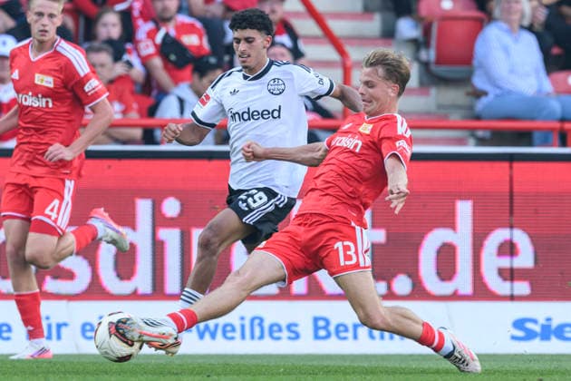 im Bild v.l.: Elias Baum (E Frankfurt, 02), Andras Schaefer (Union Berlin, 13), Zweikampf, Action, Kampf, kaempft um den Ball, GER, Berlin, Fussball, 1. FC Union Berlin vs Eintracht Frankfurt, in der Alten Försterei, 29.08.2026, DFB DFL REGULATIONS PROHIBIT ANY USE OF PHOTOGRAPHS AS IMAGE SEQUENCES AND OR QUASI-VIDEO, *** In the photo, from left: Elias Baum (Eintracht Frankfurt), 02; Andras Schaefer (Union Berlin), 13; tackle, action, battle, fighting for the ball, GER, Berlin, soccer, 1. FC Union Berlin vs. Eintracht Frankfurt, at the Alte Försterei, August 29, 2026, DFB and DFL regulations prohibit any use of photographs as image sequences and or quasi-video, Copyright: HMBxMedia UwexKoch