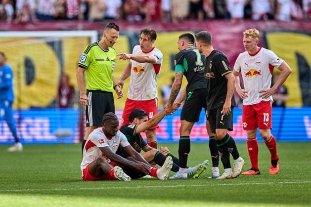 29.08.2026, Fußball, Männer, Bundesliga, 2026 2027, RB Leipzig - Borussia Mönchengladbach Diskussionsbedarf nach einem Foul, Ezechiel Banzuzi (6, RB Leipzig) sitzt am Boden Leipzig Red Bull Arena Sachsen Deutschland *** August 29, 2026, Soccer, Men s, Bundesliga, 2026–2027, RB Leipzig vs. Borussia Mönchengladbach; debate over a foul; Ezechiel Banzuzi 6; RB Leipzig players are on the ground; Leipzig Red Bull Arena, Saxony, Germany