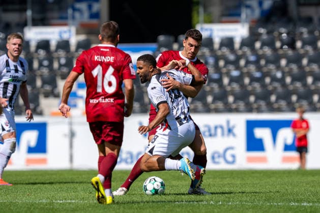 Zweikampf zwischen Arbnor Nuraj (SG Sonnenhof Großaspach, 25) und Keanan Bennetts (FC Ingolstadt 04, 18), SG Sonnenhof Großaspach vs. FC Ingolstadt 04, Fussball, 3. Liga, 3. Spieltag, 29.08.2026, DFB regulations prohibit any use of photographs as image sequences and or quasi-video Aspach Baden-Wuerttemberg Deutschland