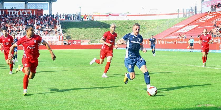 Tino Schmidt (Babelsberg) im Angriff , links Andrej Startsev (Zwickau) , dahinter Ben-Luca Moritz (Zwickau) Fußball Regionalliga Nordost 2026 27 FSV Zwickau - SV Babelsberg am 29.8.2026 FSV Zwickau - SV Babelsberg