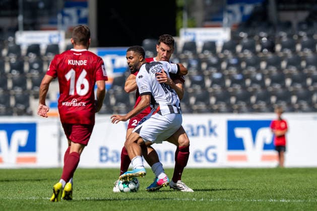 Zweikampf zwischen Arbnor Nuraj (SG Sonnenhof Großaspach, 25) und Keanan Bennetts (FC Ingolstadt 04, 18), SG Sonnenhof Großaspach vs. FC Ingolstadt 04, Fussball, 3. Liga, 3. Spieltag, 29.08.2026, DFB regulations prohibit any use of photographs as image sequences and or quasi-video Aspach Baden-Wuerttemberg Deutschland