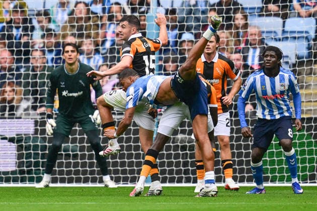 Coventry City v Hull City, Premier League Coventry City defender Aurele Amenda (24) battles for possession with Hull City defender John Egan (15) during the Premier League match between Coventry City and Hull City at the Coventry Building Society Arena, Coventry, UK on 29 August 2026. Coventry Coventry Building Society Arena West Midlands UK Editorial use only DataCo restrictions apply See www.football-dataco.com , Copyright: xDennisxGoodwinx PSI-24781-0009
