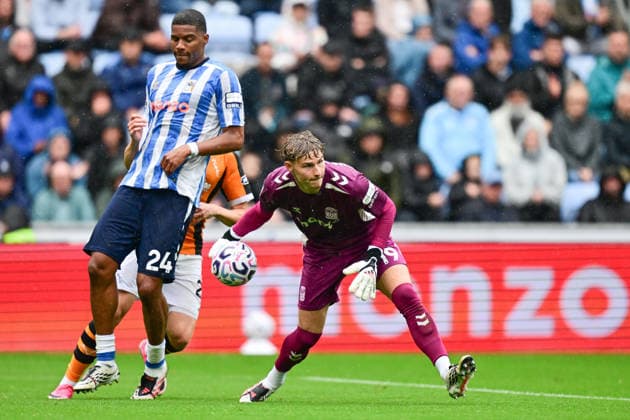 Coventry City v Hull City, Premier League Coventry City goalkeeper Carl Rushworth (19) rolls the ball during the Premier League match between Coventry City and Hull City at the Coventry Building Society Arena, Coventry, UK on 29 August 2026. Coventry Coventry Building Society Arena West Midlands UK Editorial use only DataCo restrictions apply See www.football-dataco.com , Copyright: xDennisxGoodwinx PSI-24781-0011