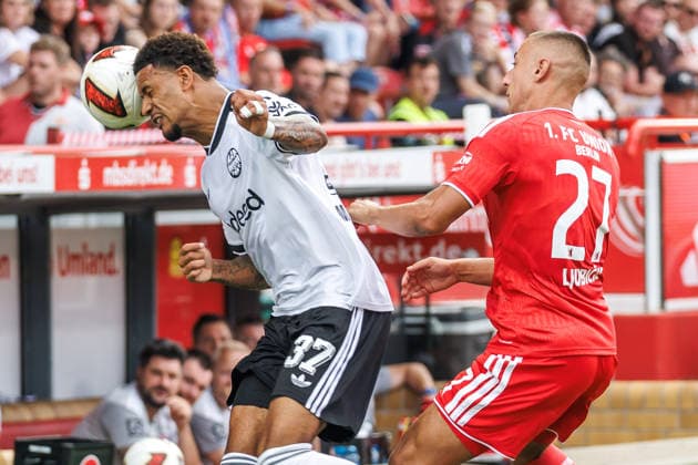 Fussball: Bundesliga, 1. Spieltag, 1. FC Union Berlin - Eintracht Frankfurt, Stadion An der Alten Foersterei. Marin Ljubicic (1. FC Union Berlin) kaempft gegen Jeremiaha Maluze (Eintracht Frankfurt) um den Ball. DFL regulations and DFB regulations prohibit any use of photographs as image sequences and or quasi-video, Foto: Andreas Gora 1. FC Union Berlin - Eintracht Frankfurt *** Bundesliga Soccer, Matchday 1, 1. FC Union Berlin vs. Eintracht Frankfurt, Stadion An der Alten Foersterei, Marin Ljubicic of 1. FC Union Berlin battles Jeremiaha Maluze of Eintracht Frankfurt for the ball. DFL and DFB regulations prohibit the use of photographs as image sequences and or quasi-video. Photo by Andreas Gora. 1. FC Union Berlin vs. Eintracht Frankfurt